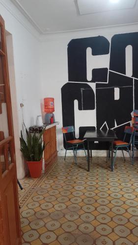 巴拉那Espacio Cultural Nuevo Micelio的一间设有椅子和一张桌子的房间