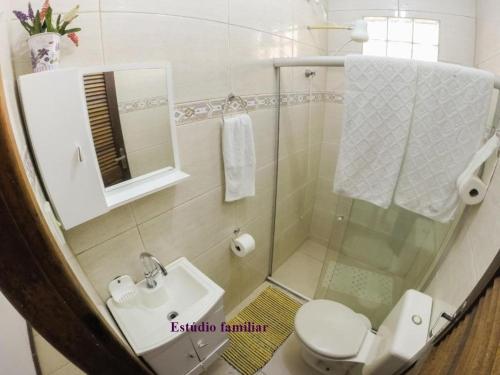 阿布拉奥Casa e kitnet Morada Aguiar - casa的带淋浴、卫生间和盥洗盆的浴室