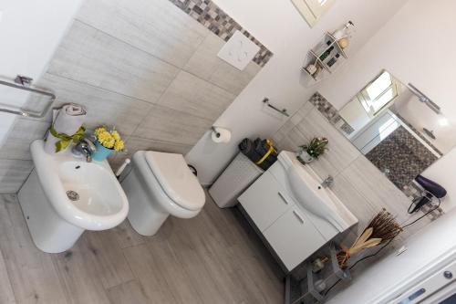 阿格里真托Villa Lory的享有带卫生间和水槽的浴室的顶部景致。