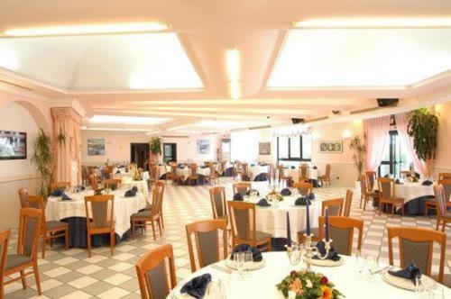 奇斯泰尼诺绿宝石酒店的餐厅内带桌椅的用餐室