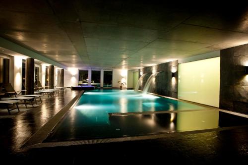 包道乔尼托毛伊邦尼欧拜德埃格萨米酒店的一座带喷泉的建筑里的大型游泳池