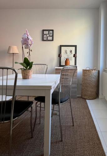 帕尔马Flatluxe Parma 1的一间配备有白色桌椅的用餐室