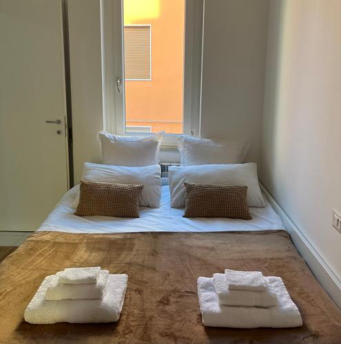 帕尔马Flatluxe Parma 1的一张床上有两条白色毛巾的房间
