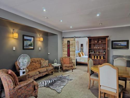 海德堡Epicure Home Guesthouse的客厅配有沙发和桌子