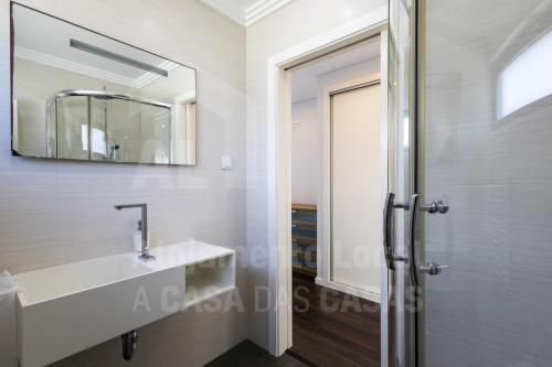 埃里塞拉Aqua Villa by AcasaDasCasas的一间带水槽和镜子的浴室