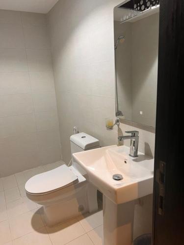 阿可贺巴ريزا الفندقية Reeza Suites的浴室配有白色卫生间和盥洗盆。