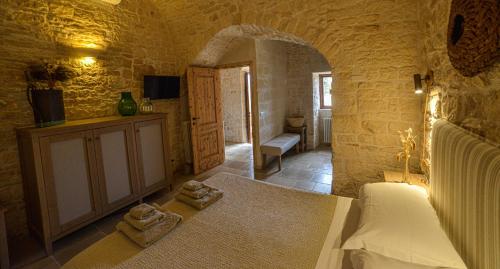 奥斯图尼Masseria Morrone的卧室配有一张床和2条毛巾,位于地板上