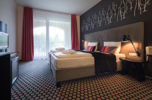 包道乔尼托毛伊邦尼欧拜德埃格萨米酒店的酒店客房,配有床和电视