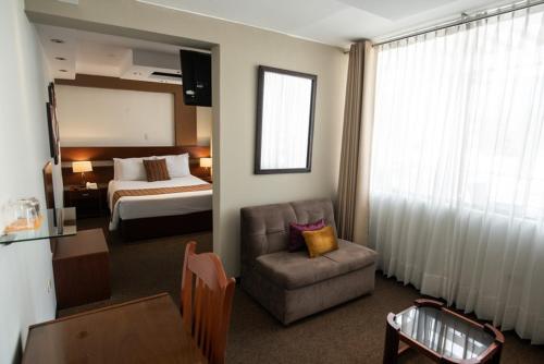 阿雷基帕拉奎斯塔德克玛酒店的配有一张床和一把椅子的酒店客房