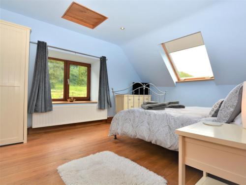 Kidwelly4 Bed in Kidwelly CWRTY的一间拥有蓝色墙壁、一张床和镜子的卧室