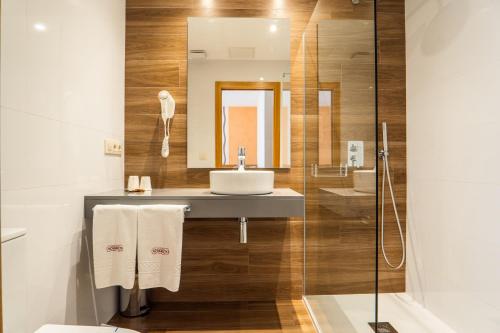 波多诺伏卡萨阿尔瓦利多旅馆的一间带水槽和镜子的浴室
