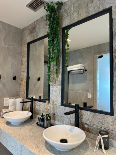 马瑙斯Studio de Luxo com vista deslumbrante para o Rio的带大镜子的浴室内的2个盥洗盆