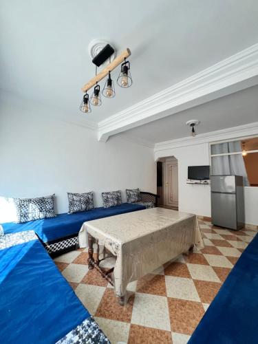阿加迪尔Appartement en bord de Mer Dar imi的客厅配有沙发和桌子