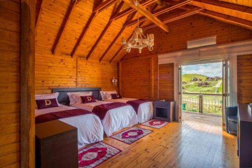 圣弗朗西斯科-迪保拉Bourbon Serra Gaúcha Divisa Resort的一间卧室设有两张床和大窗户