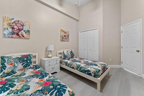 奥兰多Poolside Orlando Oasis的一间卧室设有两张床和床头柜