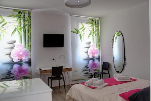 安科纳la casa in Ancona的一间卧室配有一张床、一张书桌和一面镜子