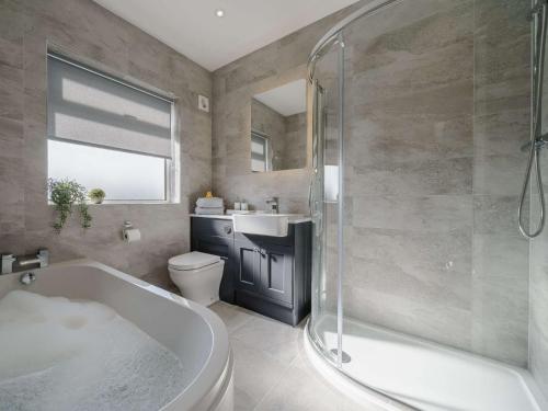 Dearham3 Bed in Cockermouth 82438的带浴缸、卫生间和盥洗盆的浴室