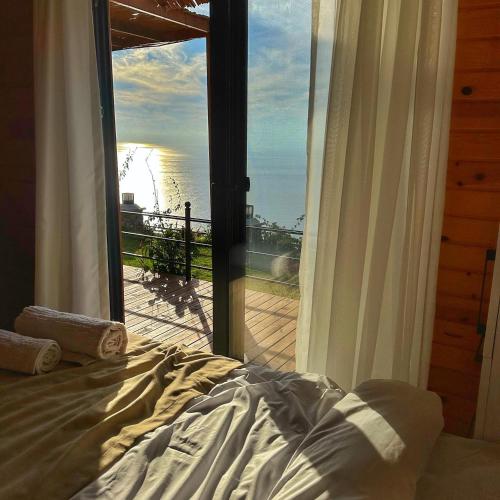 Mesibu Bungalow的一间卧室配有一张床,享有海景