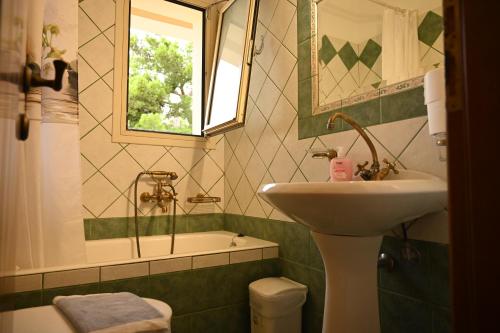 劳德哈塔liocharis villas的浴室配有盥洗盆和浴缸。