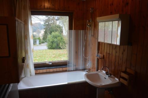 胡法利兹B&B La Source Houffalize的一间带水槽和窗户的浴室