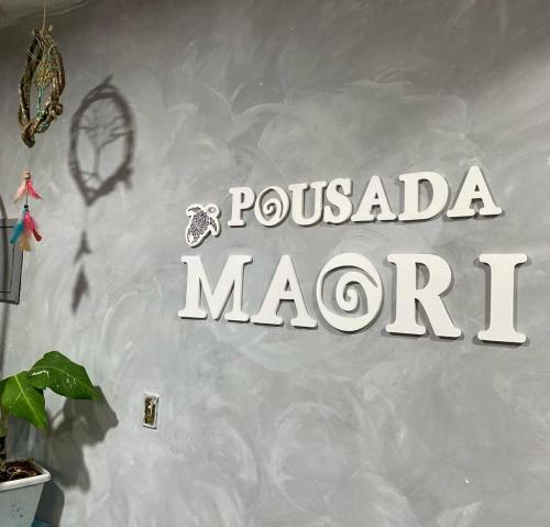 博西坎加POUSADA MAORI Boiçucanga的墙上的一个读过马里奥特的标志