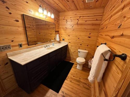 朗维尤Hillside Hideaway的木制浴室设有水槽和卫生间