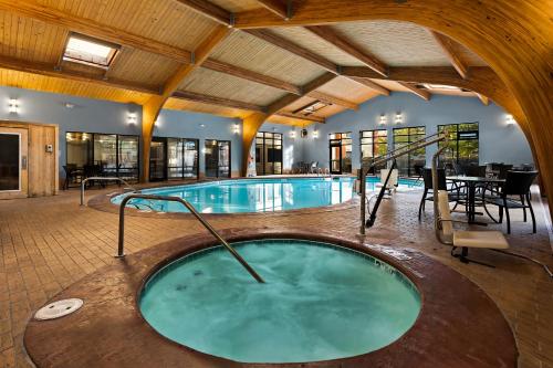 布兰森布兰森-绿色山路假日智选酒店的一座带热水浴池的室内游泳池