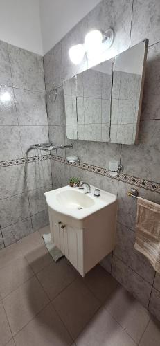 科尔多瓦Patuli House - Casa alquiler temporario Córdoba的一间带水槽和镜子的浴室