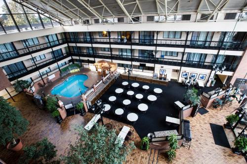 尼亚加拉瀑布克利夫顿维多利亚瀑布旅馆 的享有带游泳池的大楼的顶部景致