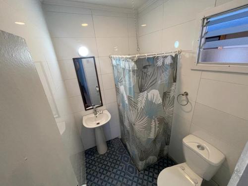 金特罗HOSTAL LA MODERNA的一间带卫生间和水槽的浴室