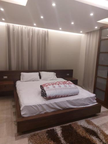 开罗صن سيتي的一间卧室配有一张带白色床单的大床
