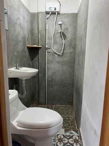 圣马科斯拉拉古纳Casa Madera的带淋浴、卫生间和盥洗盆的浴室