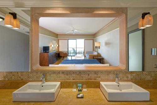 DenizyakaLykia World Links Golf Antalya的一间带两个盥洗盆和大镜子的浴室