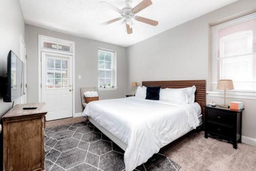 Soulard3 King Beds/3Baths Spacious的卧室配有白色的床和吊扇