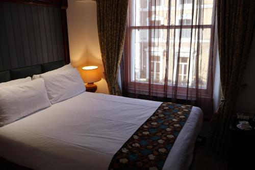 伦敦伦敦肯辛顿德瑞姆泰尔酒店的卧室配有白色的床和窗户