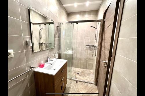 米哈斯科斯塔Mijas Costa - Beachside Duplex Apartment- 1的带淋浴、盥洗盆和镜子的浴室