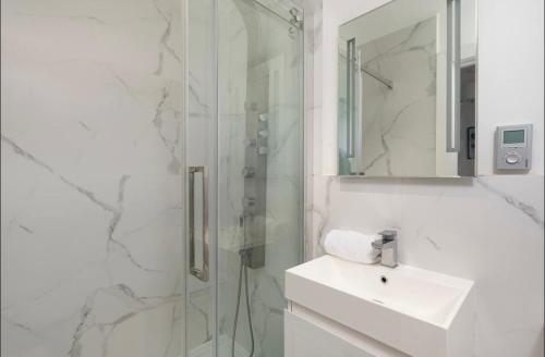 雷丁Lux 2-Bed, Central, Balcony, Free Secure Parking的白色的浴室设有水槽和淋浴。