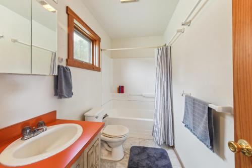 Canaseraga Malarkey Home - 5 Mi to Skiing!的一间带水槽、卫生间和淋浴的浴室