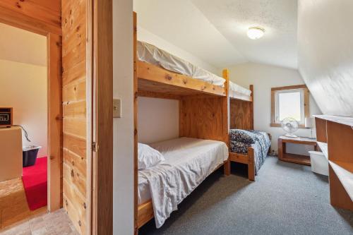 Canaseraga Malarkey Home - 5 Mi to Skiing!的一间卧室配有两张双层床。