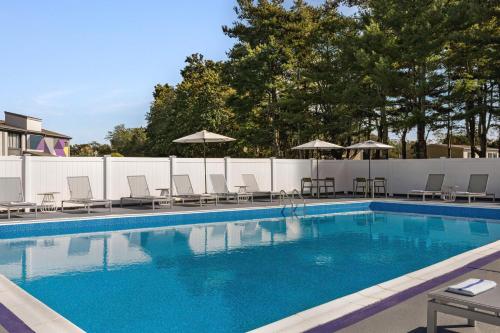 米斯蒂克迈斯狄克戴斯酒店的一个带椅子和遮阳伞的游泳池
