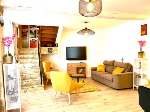 BirasCaporizon-Rug'BnB Gîte-Brantôme-6 personnes的带沙发和电视的客厅