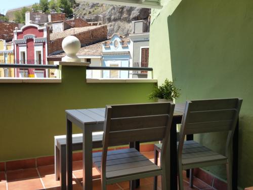巴拉格尔Ático del Holandés的美景阳台配有桌椅