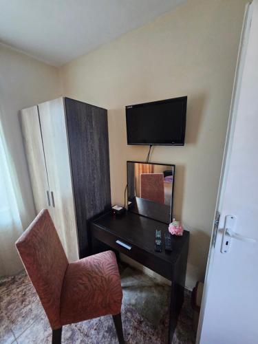 索非亚Libera的客房设有书桌、椅子和电视。