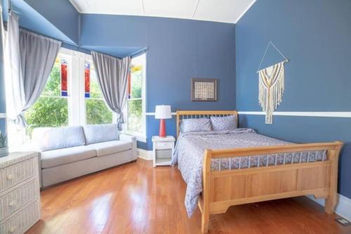 文图拉Ocean View Home w/ Sauna, Gym, Bikes + More的蓝色的卧室配有床和沙发