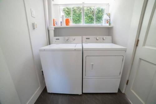 文图拉Ocean View Home w/ Sauna, Gym, Bikes + More的白色的小厨房,配有洗衣机和烘干机