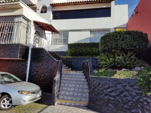 阿雷基帕Casa Baraquel的停在房子前面的带楼梯的停车场