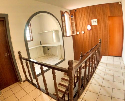 弗洛里亚诺波利斯Coliving Stela Mares的走廊上设有楼梯和镜子