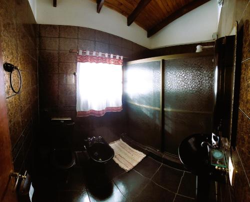 伊瓜苏港Casa Yvy Pytã的一间带两个卫生间和窗户的浴室