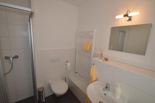 肯普滕笔城旅馆的浴室配有卫生间、盥洗盆和淋浴。