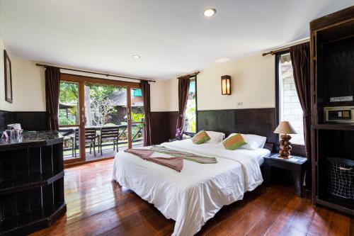 高兰穆克兰达生态度假酒店的一间带两张床的卧室和一个阳台